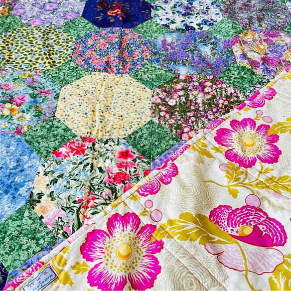 New 60”x68” Hexagon quilt ,Shining patchwork. - Picture 5 of 7
